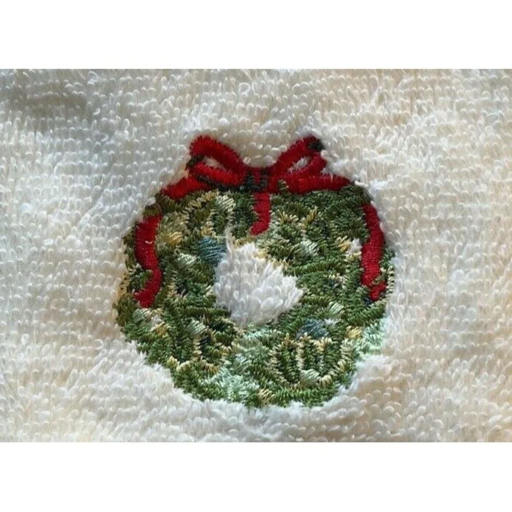 Avanti Christmas Fingertip Towels Embroidered Wreath Holly Set of 2 Ivory